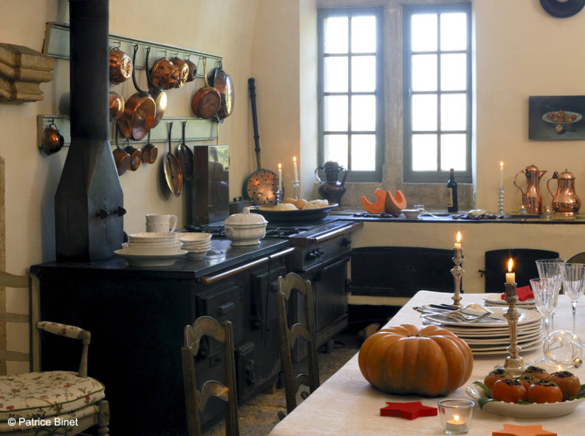 Une-cuisine-campagne-qui-expose-ses-casseroles-a-l-ancienne - Cuisine