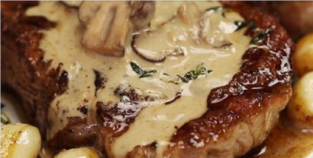 Recette : Bifteck poêlé aux beurre à l'ail et sauce crémeuse aux champignons