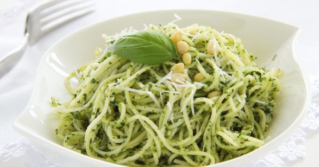 Spaghettis au pesto de basilic