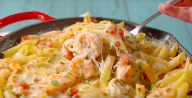 casserole de crevettes à l’ail et à la sauce Alfredo