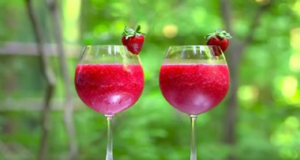 Un cocktail de filles : Vin rosé, fraises et vodka.