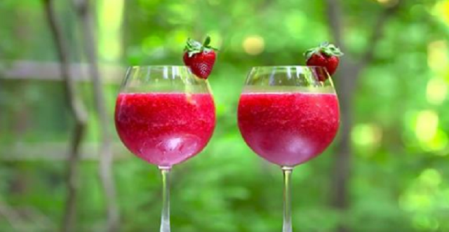 Un cocktail de filles : Vin rosé, fraises et vodka.